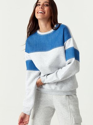 Gri Denim Bloklu Oversize Sweatshirt Gri Denim Bloklu Oversize Sweatshirt