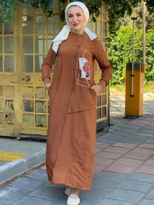 Kahve Saten Detay Tam Boy Düğmeli Spor Elbise Kahve Saten Detay Tam Boy Düğmeli Spor Elbise