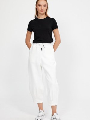 Beyaz Cepli Içi Şardonlu Oversıze Eşofman Altı Beyaz Cepli Içi Şardonlu Oversıze Eşofman Altı