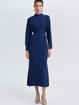 Beli Kemerli Krep Elbise