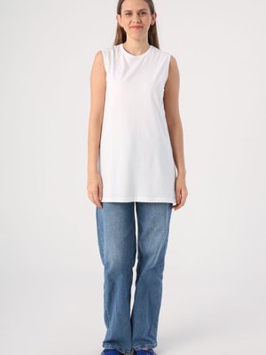 Beyaz Pamuklu Basic Kolsuz T Shirt Tunik Beyaz Pamuklu Basic Kolsuz T Shirt Tunik