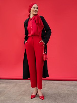 Siyah Krep Kumaşlı Düğme Detaylı Şık Trençkot