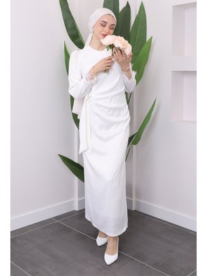 Beyaz Kolu Tüylü Yan Detaylı Saten Abiye Elbise