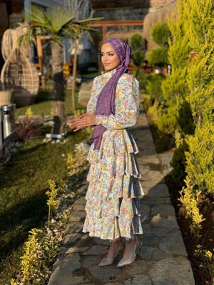 Çiçekli Eteği Fırfırlı Kemer Detaylı Elbise Çiçekli Eteği Fırfırlı Kemer Detaylı Elbise