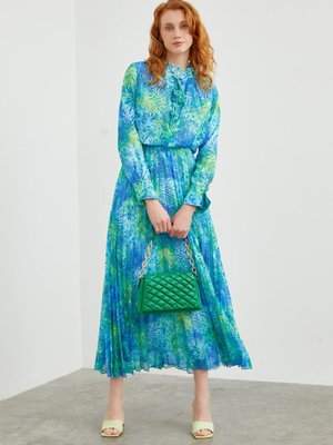 Yakası Çiçek Detaylı Uzun Mavi Elbise E