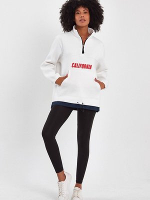 Beyaz Garnili Baskılı Oversize Sweatshirt Beyaz Garnili Baskılı Oversize Sweatshirt