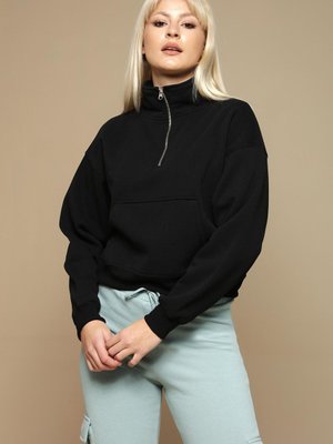 Siyah Dik Yaka Fermuarlı Cepli Örme Sweatshirt