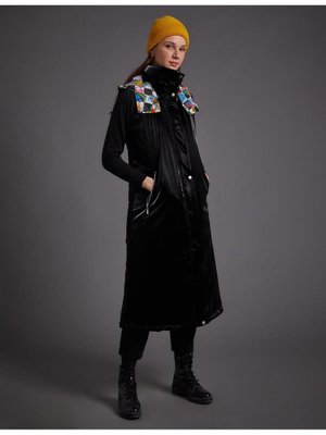 Dik Yaka Kapüşonlu Siyah Yelek Dik Yaka Kapüşonlu Siyah Yelek