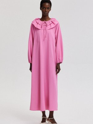 Yakası Fırfırlı Elbise