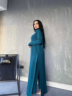 Zümrüt Yeşili Balıkçı Yaka Eteği Yırtmaçlı Fitilli Elbise Ve Geniş Pantolon İkili Triko Takım Zümrüt Yeşili Balıkçı Yaka Eteği Yırtmaçlı Fitilli Elbise Ve Geniş Pantolon İkili Triko Takım