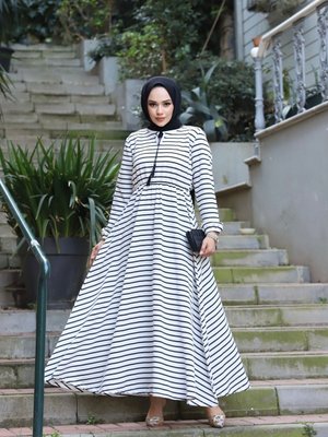 Beyaz Ön Püskül Detaylı Kol Lastikli Ve Çizgili Kaşkorse Elbise