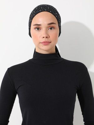 Siyah Gumus Rengi Taşlı Üçgen Kosinka Bone