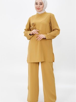 Hardal Jessıca Kumaş Kolları Piliseli Ve Broşlu İkili Takım Hardal Jessıca Kumaş Kolları Piliseli Ve Broşlu İkili Takım