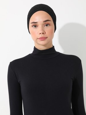 Siyah Taşlı Üçgen Kosinka Bone