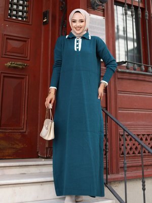 Zümrüt Yeşili Gömlek Yaka Eteği Yırtmaçlı Ve Önü Düğmeli Elbise İle Pantolon İkili Takım Zümrüt Yeşili Gömlek Yaka Eteği Yırtmaçlı Ve Önü Düğmeli Elbise İle Pantolon İkili Takım