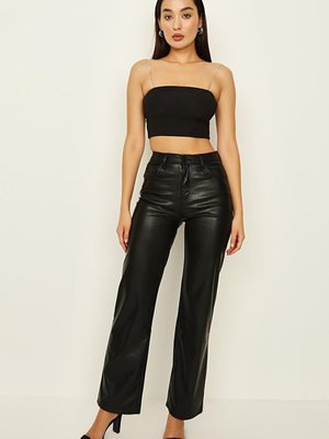 Siyah Deri Görünümlü Geniş Paça Pantolon