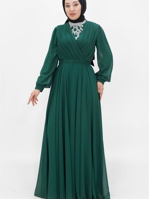 Zümrüt Yeşili Şifon Kumaş Kruvaze Yaka Görünümlü Taşlı Abiye Elbise Zümrüt Yeşili Şifon Kumaş Kruvaze Yaka Görünümlü Taşlı Abiye Elbise