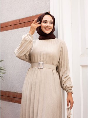 Taş Yakası Bisiklet Kolu Lastikli Ve Kemerli Piliseli Keten Elbise Taş Yakası Bisiklet Kolu Lastikli Ve Kemerli Piliseli Keten Elbise