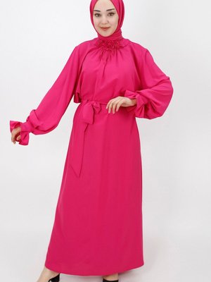 Fuşya Çiçek Aksesuar Detaylı Balon Kol Elbise Fuşya Çiçek Aksesuar Detaylı Balon Kol Elbise
