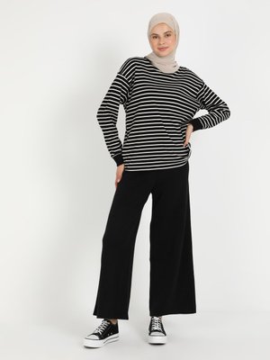 Siyah Pantolon Siyah Pantolon