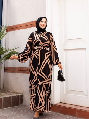 Siyah Vizon Giyim Bisiklet Yaka Önü Düğmeli Ve Etek Büzgülü Şık Kemer İle Viskon Elbise Siyah Vizon Giyim Bisiklet Yaka Önü Düğmeli Ve Etek Büzgülü Şık Kemer İle Viskon Elbise