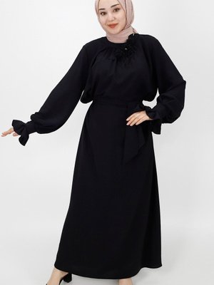 Siyah Çiçek Aksesuar Detaylı Balon Kol Elbise Siyah Çiçek Aksesuar Detaylı Balon Kol Elbise