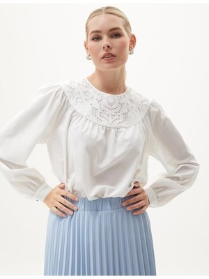 Dantel Detaylı Bluz Ekru