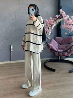 Iki Renkli Mevsimlik Ince Kumaş Triko Takım Krem