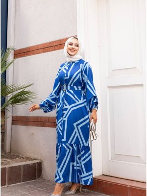 Mavi Beyaz Bisiklet Yaka Önü Düğmeli Ve Etek Büzgülü Şık Kemer İle Viskon Elbise Mavi Beyaz Bisiklet Yaka Önü Düğmeli Ve Etek Büzgülü Şık Kemer İle Viskon Elbise