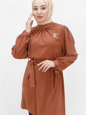 Taba Kristal Kumaş Broşlu Tunik Taba Kristal Kumaş Broşlu Tunik