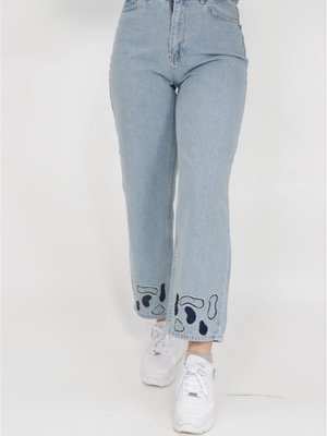 Buz Mavi Paçası Nakış Ve Taş Detaylı Mom Jeans Kot Pantolon