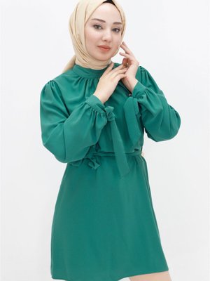 Zümrüt Yeşili Kristal Kumaş Broşlu Tunik Zümrüt Yeşili Kristal Kumaş Broşlu Tunik