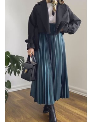 Zümrüt Yeşili Oversize Piliseli Uzun Etek Zümrüt Yeşili Oversize Piliseli Uzun Etek