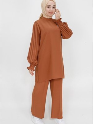 Kahverengi Pilise Kol Detaylı Krep Kumaş İkili Takım Kahverengi Pilise Kol Detaylı Krep Kumaş İkili Takım
