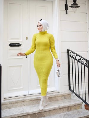 Sarı Akrilik Balıkçı Yaka Esnek Ve Slim Triko Kalem Elbise Sarı Akrilik Balıkçı Yaka Esnek Ve Slim Triko Kalem Elbise