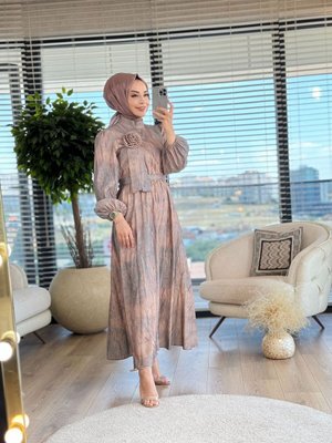 Batik Desen Çiçek Broşlu Elbise Batik Desen Çiçek Broşlu Elbise