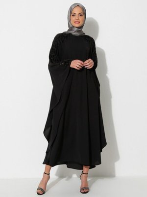 Yarasa Kollu Püsküllü Ferace Elbise Siyah Yarasa Kollu Püsküllü Ferace Elbise Siyah