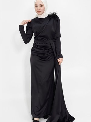 Siyah Omuzu Taşlı Pelerinli Saten Kumaş Abiye Elbise Siyah Omuzu Taşlı Pelerinli Saten Kumaş Abiye Elbise