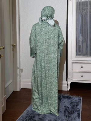 Tek Parça, Kullanımı Rahat, Yeşil Ve Çiçek Desenli, Pamuklu İncecik Kumaştan Yazlık Namaz Elbisesi
