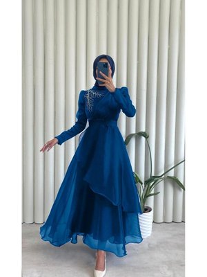 Yakası Taş İşlemeli Janjan Kumaş Parlak Abiye Elbise