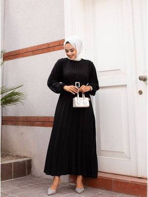 Siyah Bisiklet Yaka,kolu Lastikli Ve Kemerli Şık Piliseli Keten Elbise Siyah Bisiklet Yaka,kolu Lastikli Ve Kemerli Şık Piliseli Keten Elbise