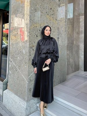 Düz Siyah Piliseli Uzun Etek Düz Siyah Piliseli Uzun Etek