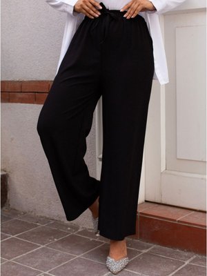 Siyah Bel Lastikli Salaş Ve Ön Bağcık Detaylı Bürümcük Şık Kumaş Pantolon Siyah Bel Lastikli Salaş Ve Ön Bağcık Detaylı Bürümcük Şık Kumaş Pantolon