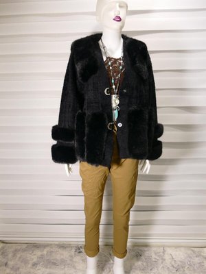 Siyah Pula Yakası Kolları Kürklü Angora Kaban Siyah Pula Yakası Kolları Kürklü Angora Kaban