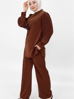 Kahve Jessıca Kumaş Kolları Piliseli Ve Broşlu İkili Takım Kahve Jessıca Kumaş Kolları Piliseli Ve Broşlu İkili Takım