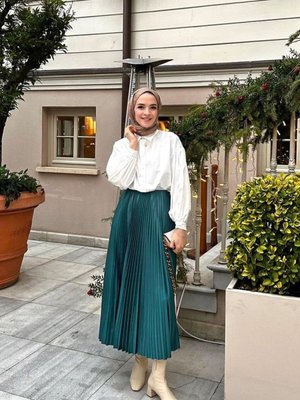 Zümrüt Yeşili Piliseli Deri Görünümlü Uzun Etek Zümrüt Yeşili Piliseli Deri Görünümlü Uzun Etek