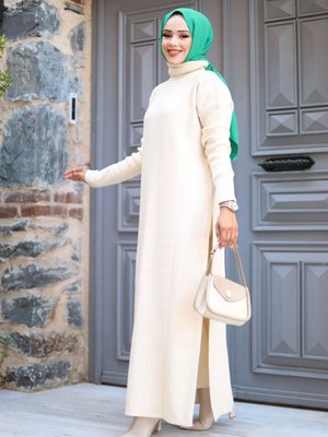 Beyaz Balıkçı Yaka Eteği Yırtmaçlı Ve Fitilli Uzun Tunik Ile Pantolon İkili Triko Takım