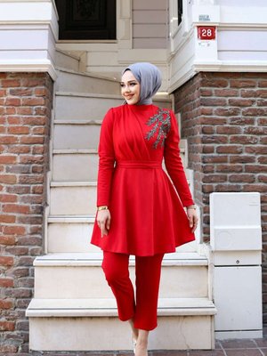 Kırmızı Ulyana Taşlı Takım Kırmızı Ulyana Taşlı Takım