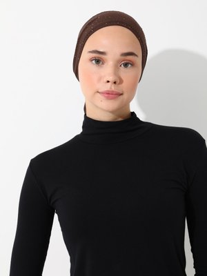 Kahverengi Taşlı Üçgen Kosinka Bone