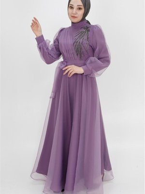 Lila Dalya Kumaş Taş İşlemeli Kruvaze Yaka Görünümlü Abiye Elbise Lila Dalya Kumaş Taş İşlemeli Kruvaze Yaka Görünümlü Abiye Elbise